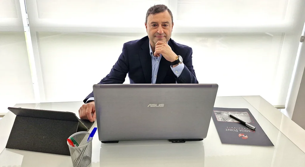 Marcos Pagola, Director Técnico de Omega Points Ingeniería, en su oficina.