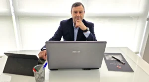 Marcos Pagola, Director Técnico de Omega Points Ingeniería, en su oficina.