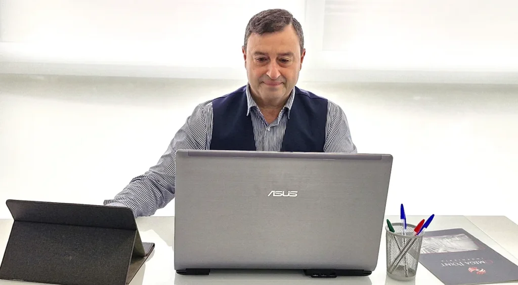 Marcos Pagola revisando estrategias de organización corporativa en Omega Points Ingeniería